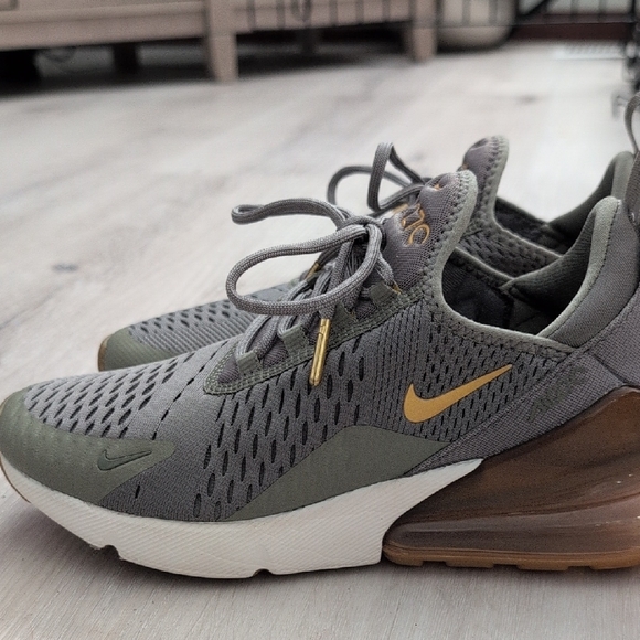 Nike Air 270 Gray Sneakers with Gold Accents - Picture 5 of 8